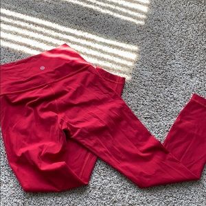 Lululemon size 4 Red 7/8 Wunder Unders